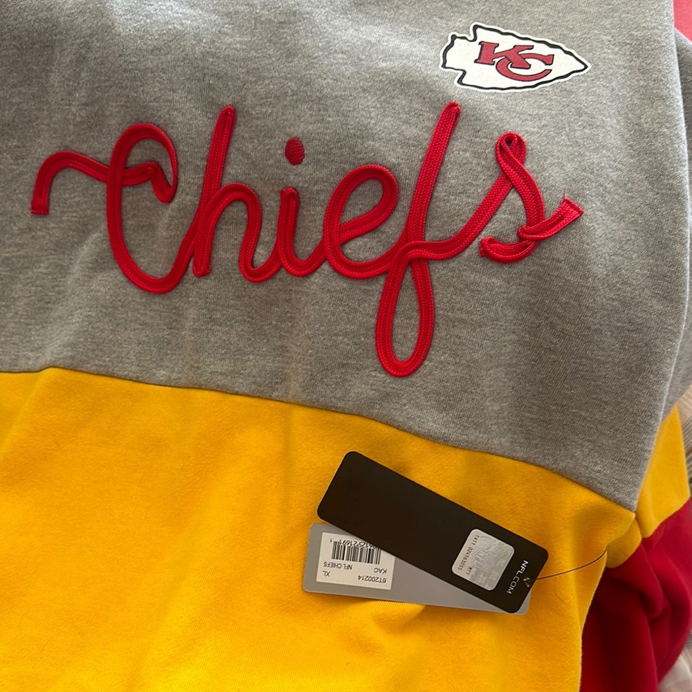 Women’s Chiefs Official Apparel Sweatshirt- - Picture 3 of 9